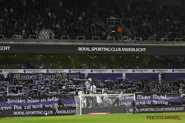 🎥 Het eerbetoon van Anderlecht aan 'Zilveren Vos' Michel Verschueren: pakkende minuut stilte, familie op het veld