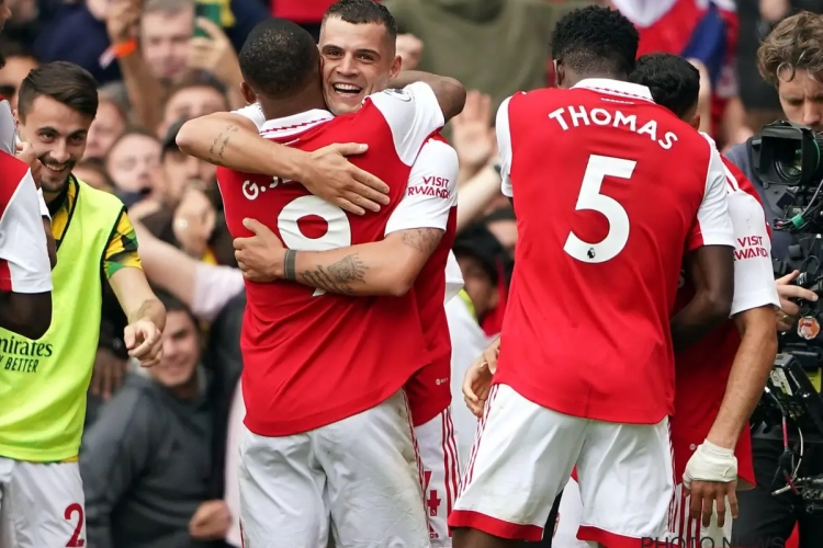 📷 Arsenal laat zich van zijn mooiste kant zien en eert zijn neergestoken verhuurde speler