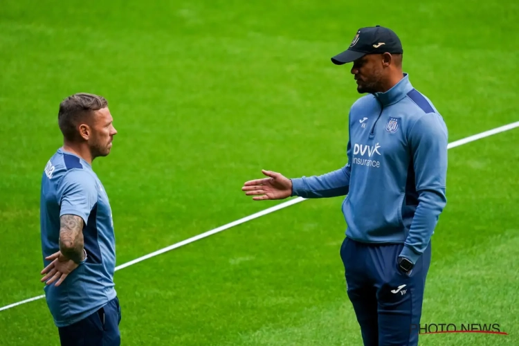 Craig Bellamy is de assistent van Kompany, maar dat is genoeg voor hem: "Ik denk niet dat ik het zo goed kan als hij!"