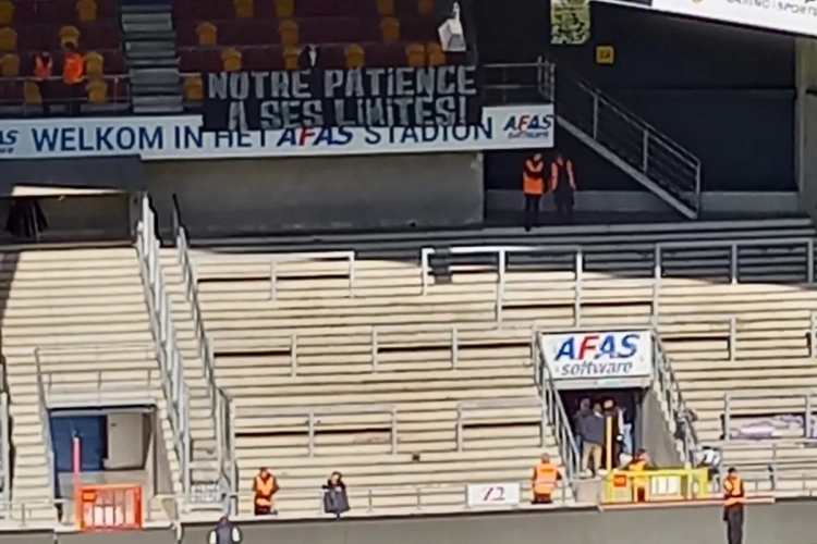 Contrast in KV Mechelen-Anderlecht: prachtige tifo vs leeg bezoekersvak