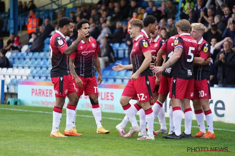 🎥 Onsportief of geniaal? Speler steekt zich weg in doel en maakt dan deze goal