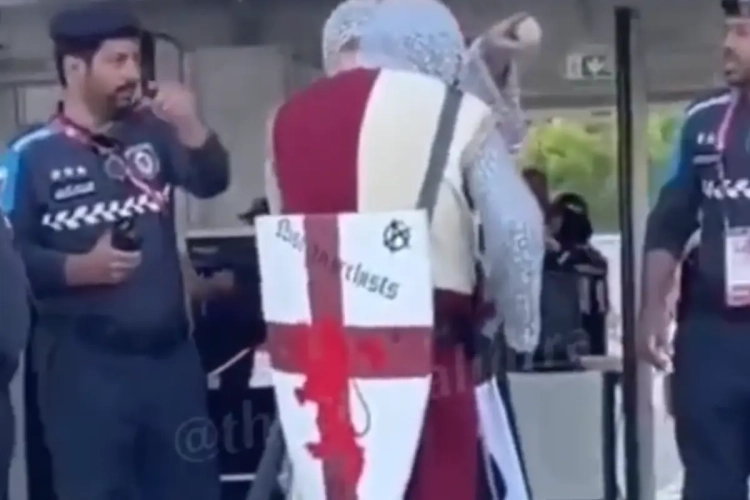 🎥 Engelse fans, verkleed als kruisvaarders, geraken niet al te ver (en dat hadden ze wel kunnen verwachten)