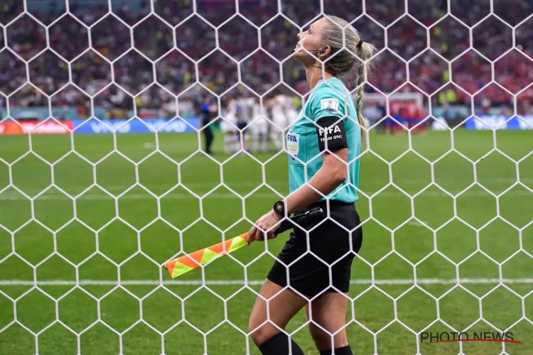 Sjeik weigert hand te geven aan vrouwelijke ref: "FIFA veegt daar zijn gat aan" en "WK heeft niets veranderd in Qatar"