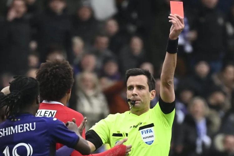 Analist ziet dat Stengs nog moet wennen aan centrale rol: "Hij zal nog vaker van die venijnige tikjes incasseren"