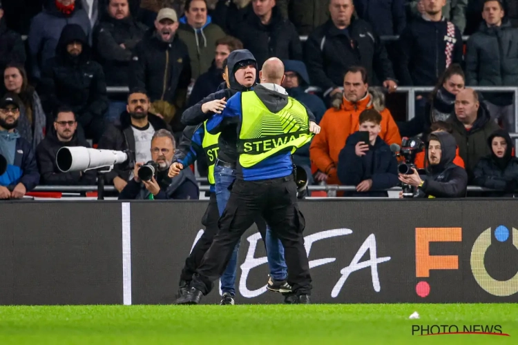 🎥 Hooligan bestormt het veld in PSV-Sevilla en doet dan iets onwaarschijnlijk, UEFA zal niet mals zijn