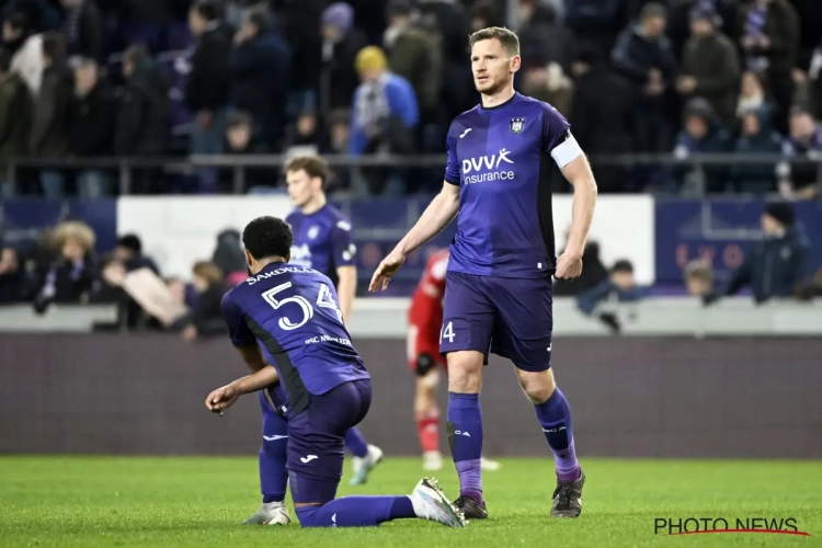 Het is het Anderlecht-jonkie menens: zelfs eigen techniektrainer in de arm genomen met één groot doel