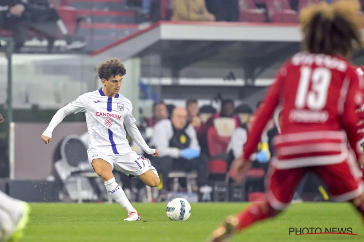 Moet Anderlecht zich zorgen maken over vertrek van publiekslieveling? Leoni praat vrijuit over aanbiedingen van Europese topclubs