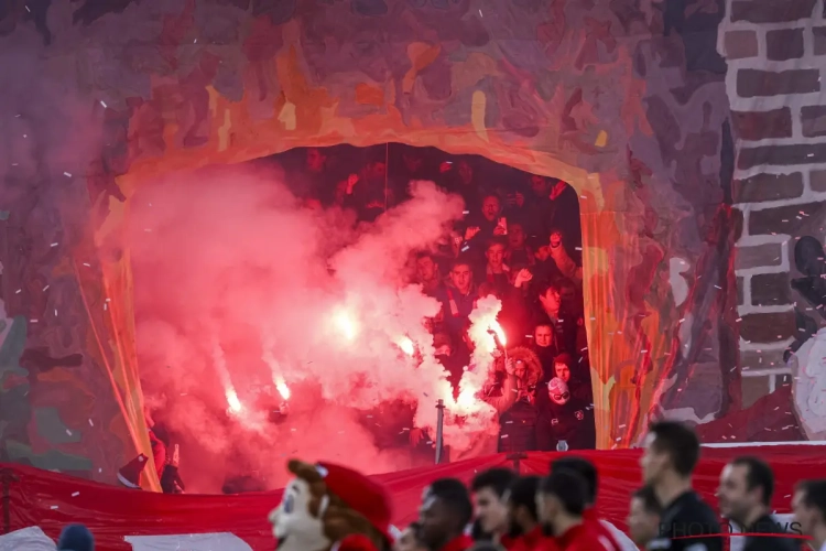 📷 "Ongelooflijke tifo, vreselijke ploeg": Kortrijk-fans maken met tifo in kerstsfeer meer indruk dan de spelers