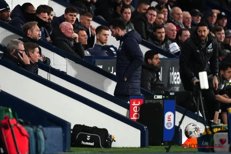 Zwaar overdreven? West Bromwich-coach krijgt al na vijf minuten rood onder de neus voor bizarre reden