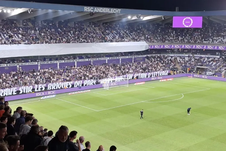 Spandoeken boze Ultra's Anderlecht hebben gevolg: naam van Axel Witsel werd verwijderd van de eremuur