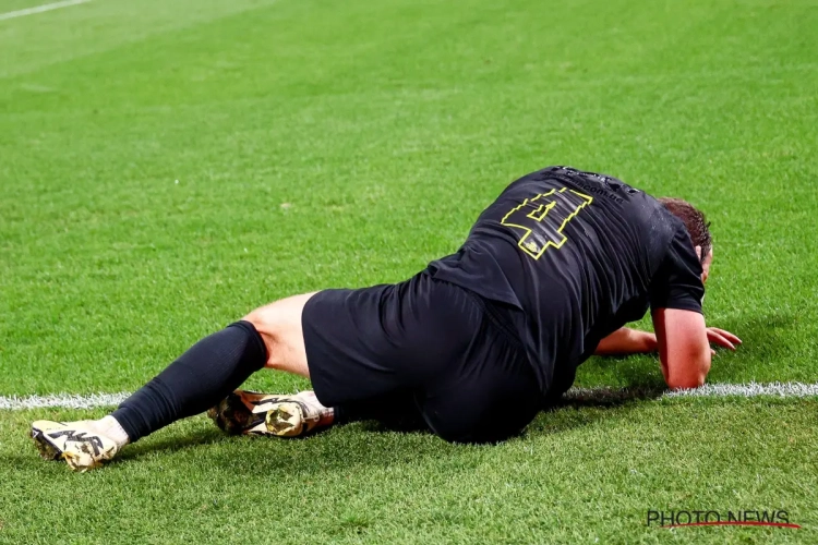 📷 Union-speler reageert furieus en maakt beledigende geste naar Standard-supporters, coach moet ingrijpen