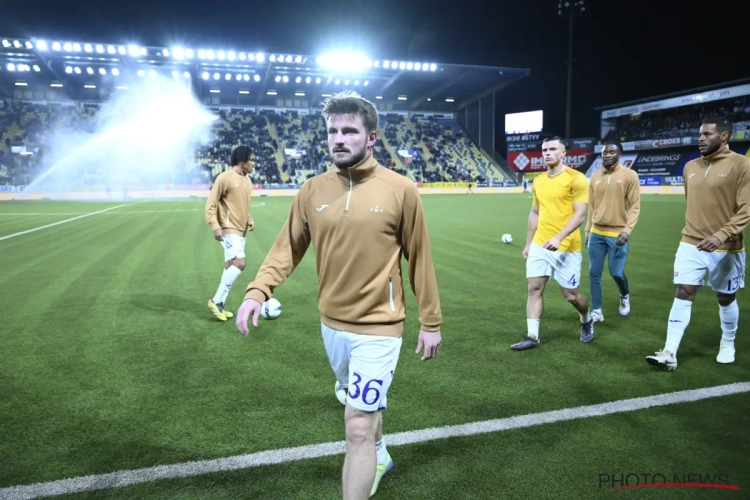 🎥 Nieuwe greenkeeper bij STVV? Iemand heeft precies het kunstgras afgereden op Stayen