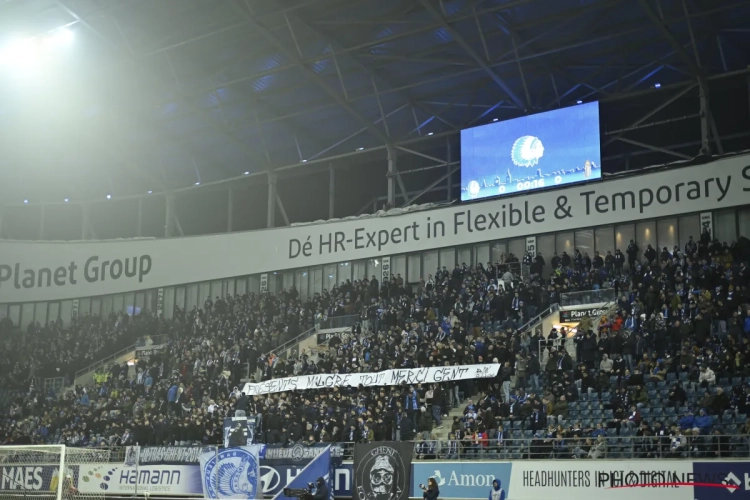 📷 Zeer opmerkelijke beelden na de stadionverboden: supporters Charleroi duiken op ... tussen Gentse thuisaanhang en komen met duidelijk statement naar bestuur