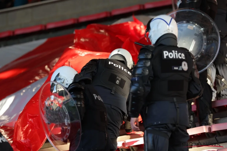 https://www.voetbalkrant.com/media/cache/full/images/2025/04/07/full/politie-charleroi-standard-rookbommen.webp