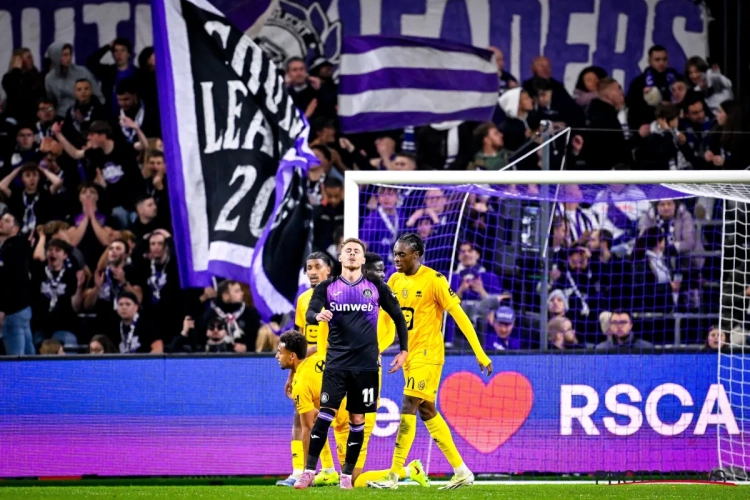 Besnik Hasi neemt het op voor speler die veel kritiek krijgt: "Hij is top, hij is onze patron"