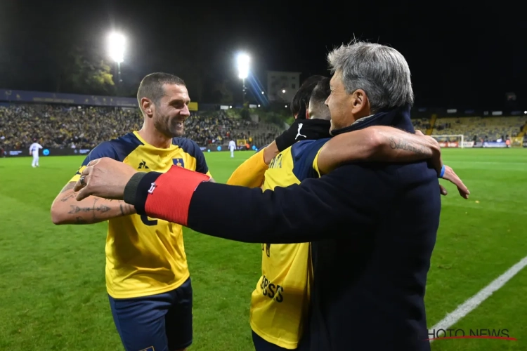 Felice Mazzu is het niet eens met VAR en scheidsrechter en laat dat duidelijk merken