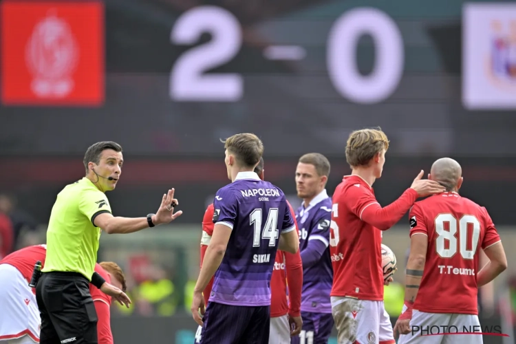 Doodsteek voor Besnik Hasi? Vurig Standard overklast héél slecht Anderlecht, dat ook nog handje helpt