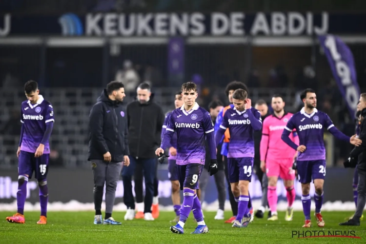 🎥 Heel bijzondere 'ereronde' voor spelers RSC Anderlecht: de crisis is bijzonder diep