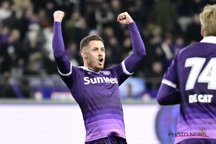 Thorgan Hazard maakt van familiere&uuml;nie een feestje en wint weddenschap met Taravel: "Hoop dat hij woord houdt"