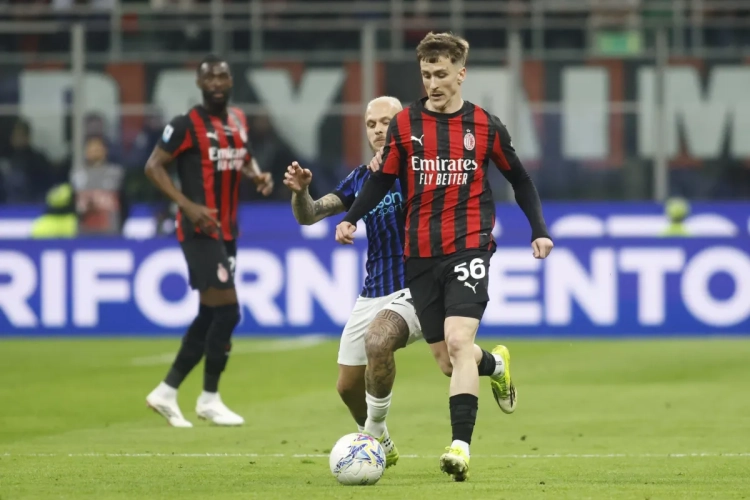 Saelemaekers wint Milanese derby én proest het uit: "Mijn ouders hebben dat berichtje gestuurd. Dat is belangrijker dan de match voor hen"