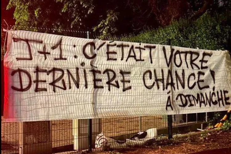 Coucke vlucht weg, Verschueren heel eerlijk: fans van Anderlecht komen met spandoek