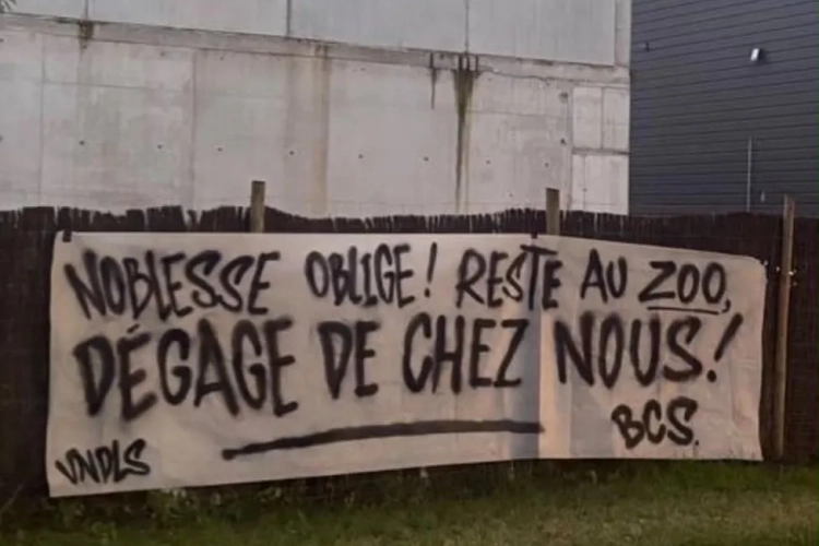 Harde kern Anderlecht laat niet af: naast stadion en Neerpede nu ook spandoeken aan... Pairi Daiza