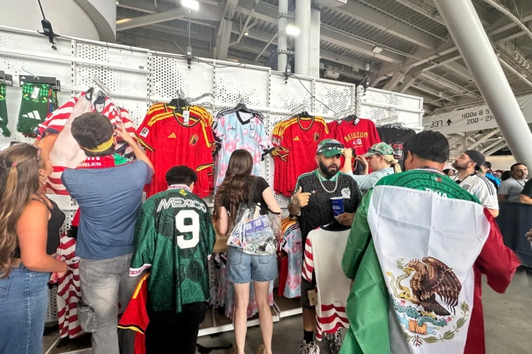 📷 Amerikanen storten zich op valse Belgische shirts rond het stadion