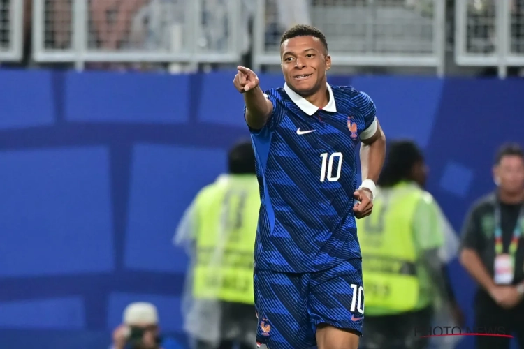 Frankrijk plaatst zich voor volgende ronde na stormpauze en show van Mbappé