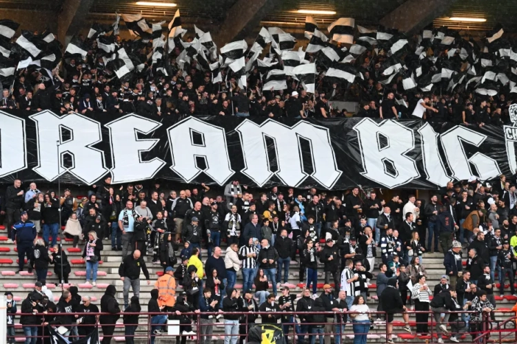 🎥 Hallucinant: Charleroi-fans gooien pyrotechnisch materiaal naar supporters van RAEC Mons