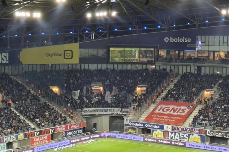 📷 Knap: supporters Anderlecht steken Vincent Kompany hart onder de riem