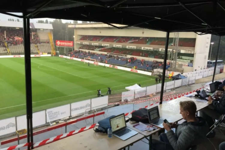 Perstentjes op de Bosuil zijn niet bestand tegen de striemende regen, journalisten raken maar net niet doorweekt (mét beelden!)