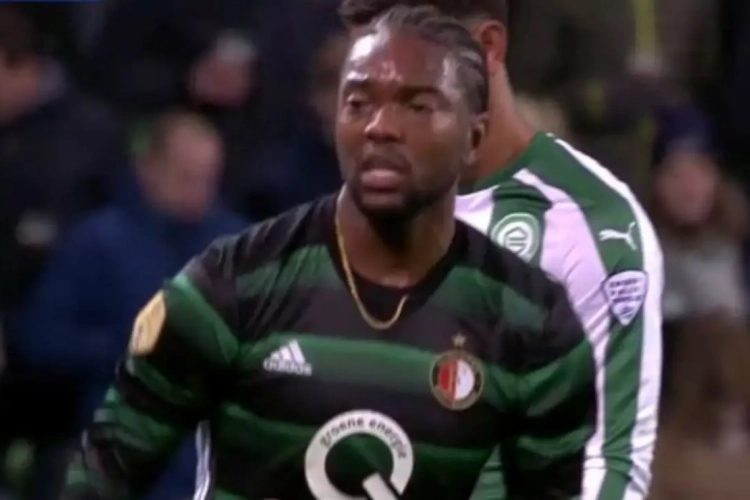 Huh? Feyenoord-speler waant zich even in vervlogen tijden en stapt veld op... met gouden ketting