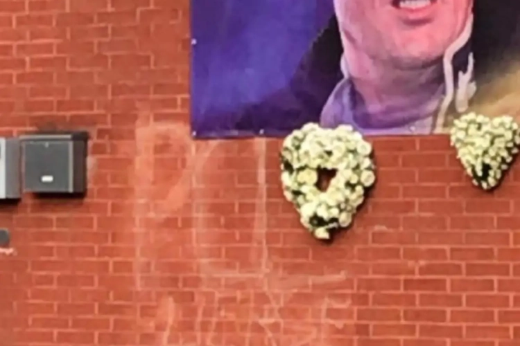 Rechtzetting: Tags gedenkmuur dateren van 2009, voor de herdenking van Marc Steenackers