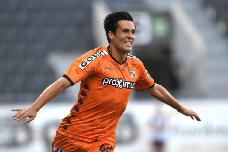 Daar is "Perbut" opnieuw, spits reageert