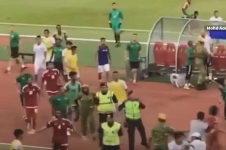 ? Wanstaltig: beloftenmatch wordt ongeziene trap- en vechtpartij, zelfs officials roeren zich in debatten