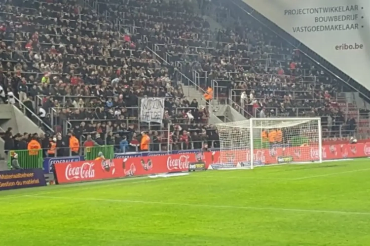 "We zijn het beu" en "De kerstman is een Ultra": niet mis te verstane spandoeken aan de Gaverbeek