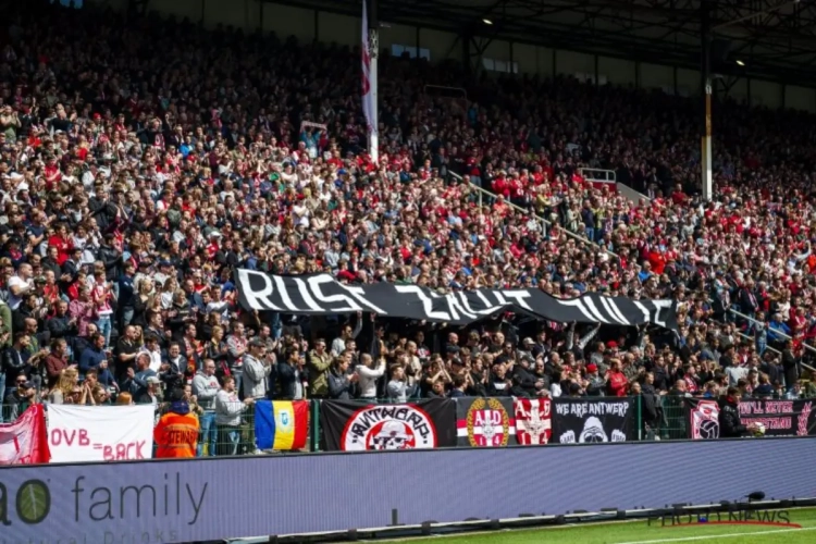 📷 Fans Antwerp brengen mooi eerbetoon aan overleden Julie Van Espen