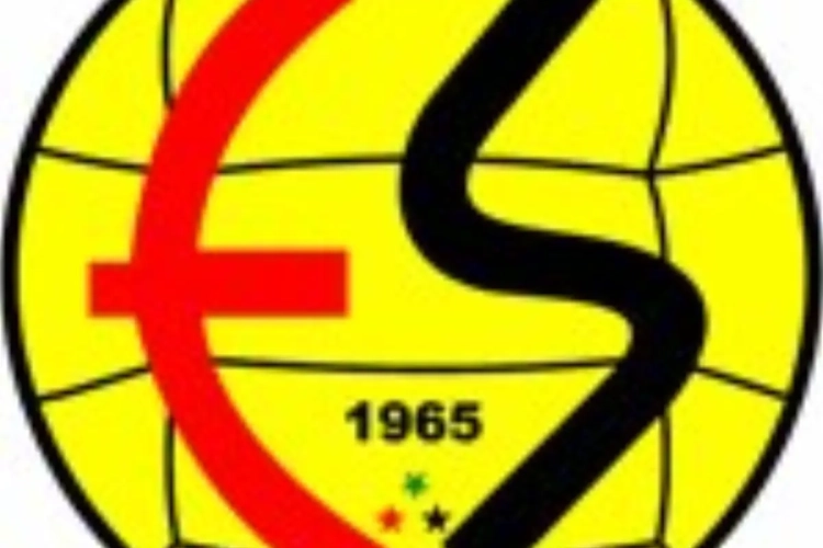 VIDEO: Speler ruziet om vrijschop en scoort