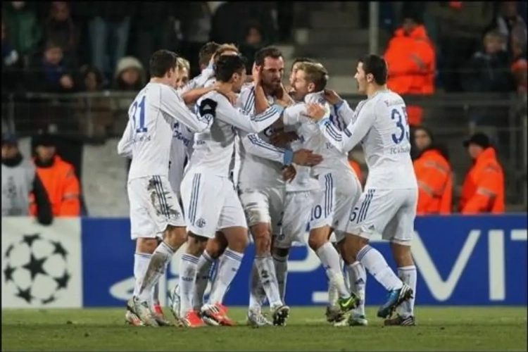 Schalke 04 verslikt zich in Stuttgart en ziet De Bruyne en co naderen