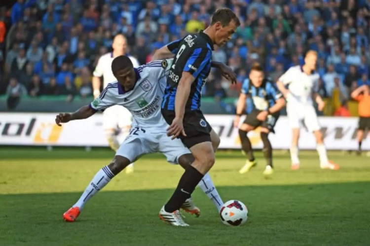 Mbemba lacht met De Sutter: "Het is gemakkelijk om op hem te verdedigen"