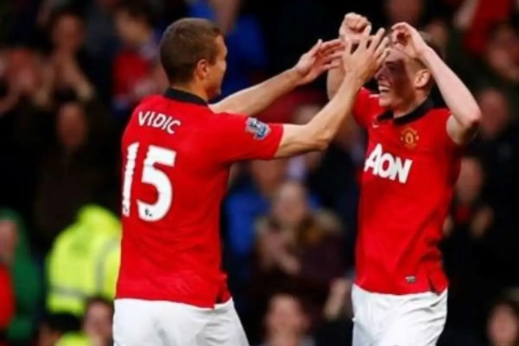 Debutant Wilson schiet United naar zege, Giggs valt in