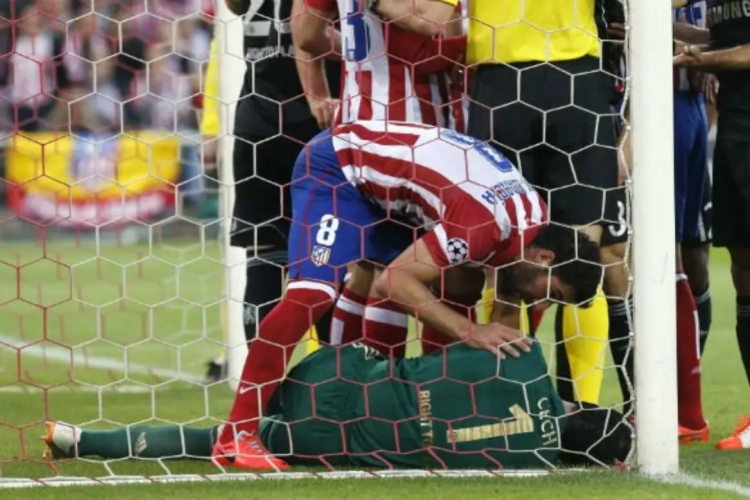 Cech met succes onder het mes