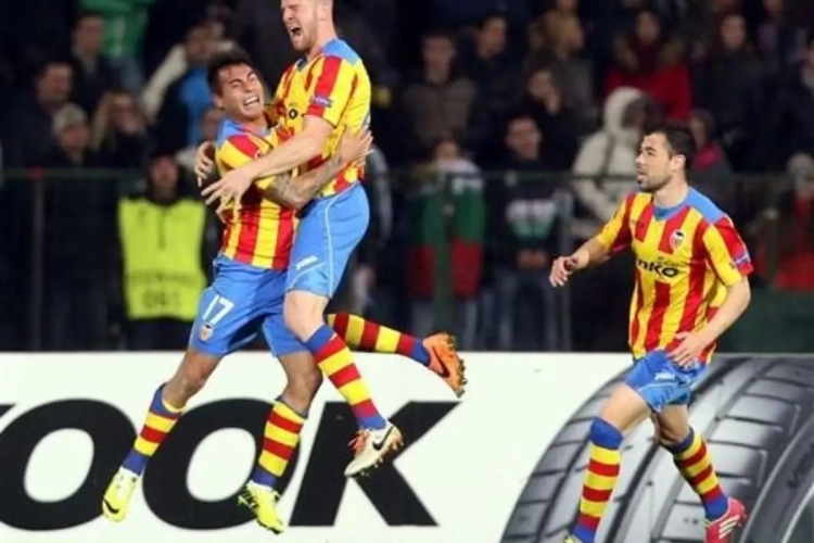 Ook Valencia profiteert van puntenverlies Sevilla en Barça