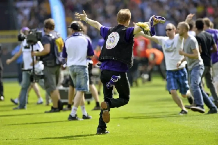 Euforische fans bestormden terrein: "Maar ik begrijp die mensen wel"