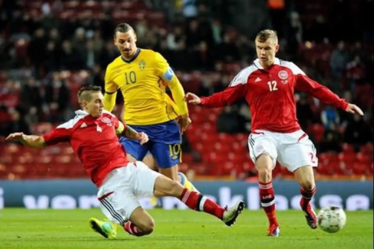 Denemarken nekt Zweden na scheidsrechterlijke dwaling en penalty