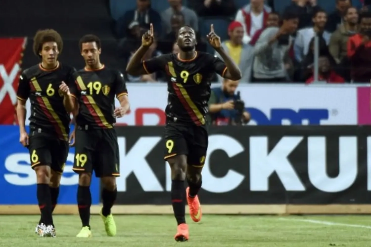 Lukaku schildert zichzelf naast Van Buyten