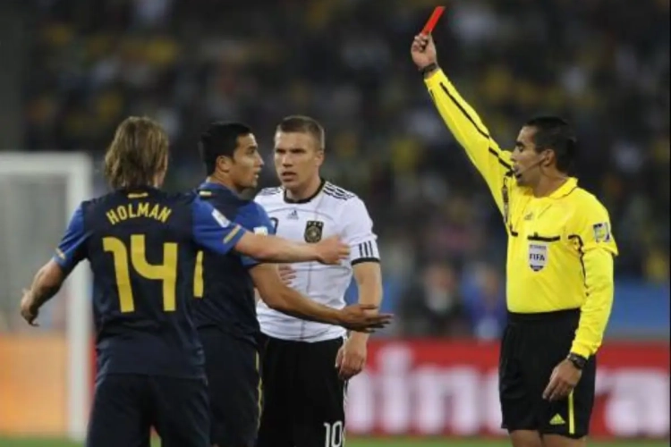 Scheidsrechter die beet Suarez miste houdt ermee op