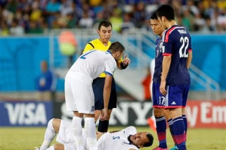 📷 AZ-speler verliest twee tanden na elleboog van Mitroglu