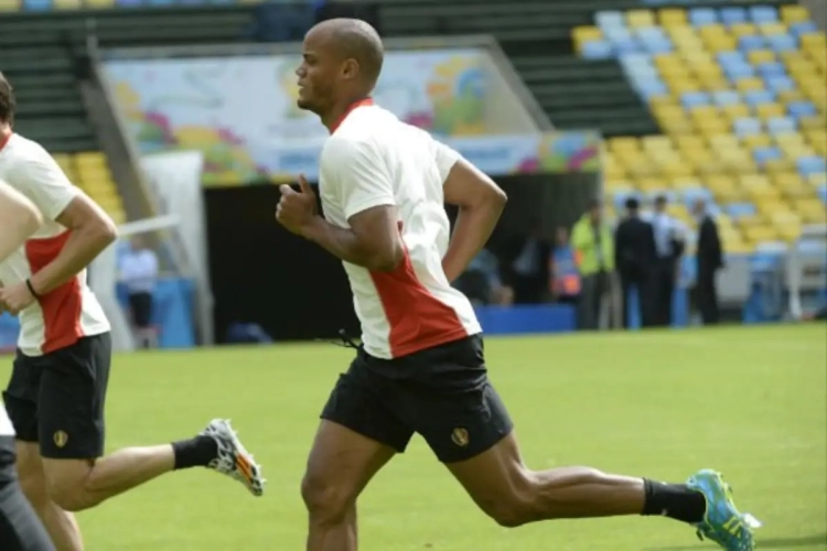 Kompany verlaat training geblesseerd