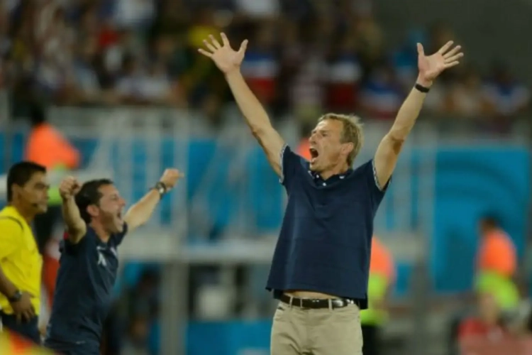 Klinsmann zingt Duits volkslied mee